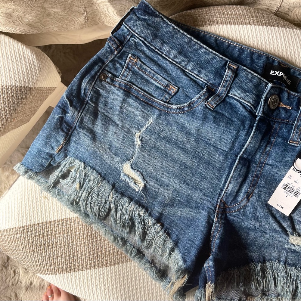 Express distressed stretch Jean short sz 4 NWT